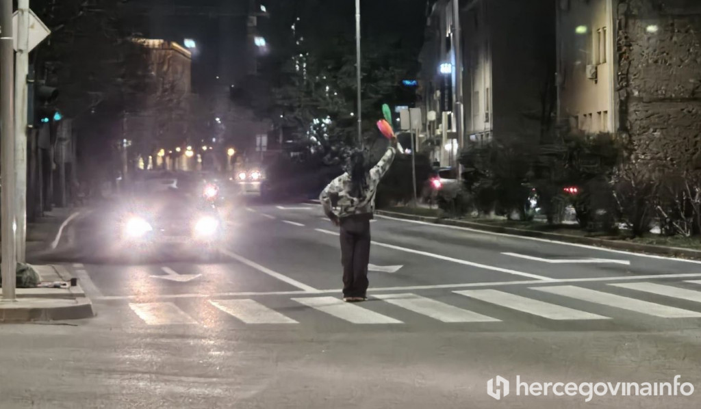 Muškarac žonglirao na pješačkom prijelazu u Mostaru