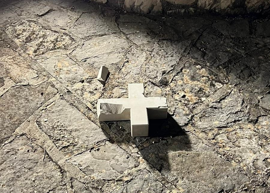 Polomljeni križevi kod crkve svetog Ante u Neumu