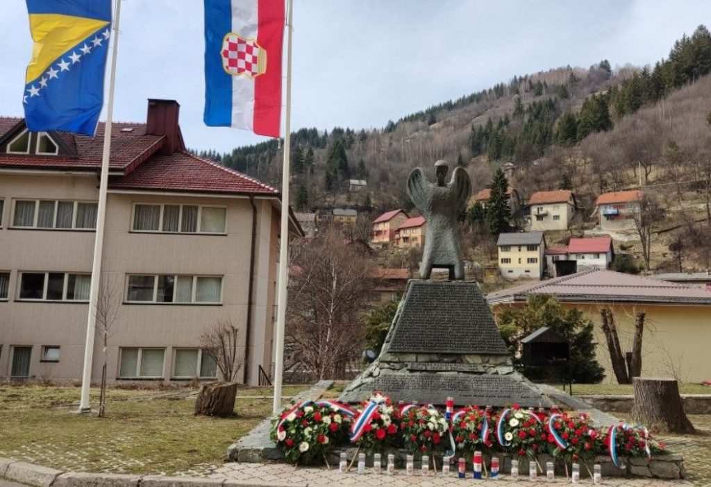 Skinute zastave sa spomenika HVO-a u Varešu