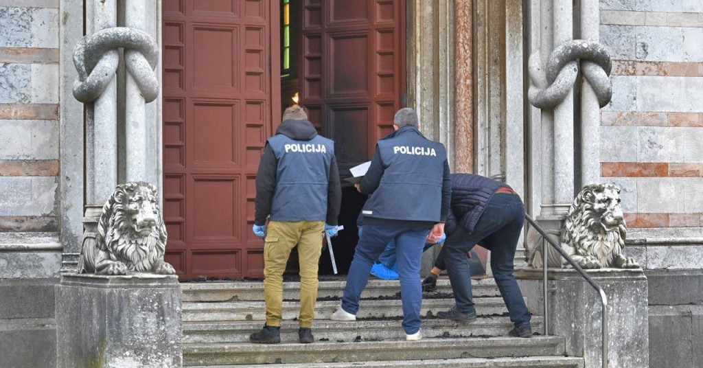 Zapaljena vrata crkve Pula