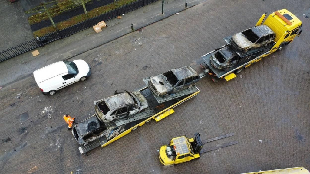 zapaljeni automobili