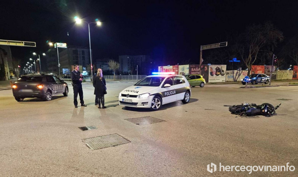 Motocikl se zabio u automobil u Mostaru