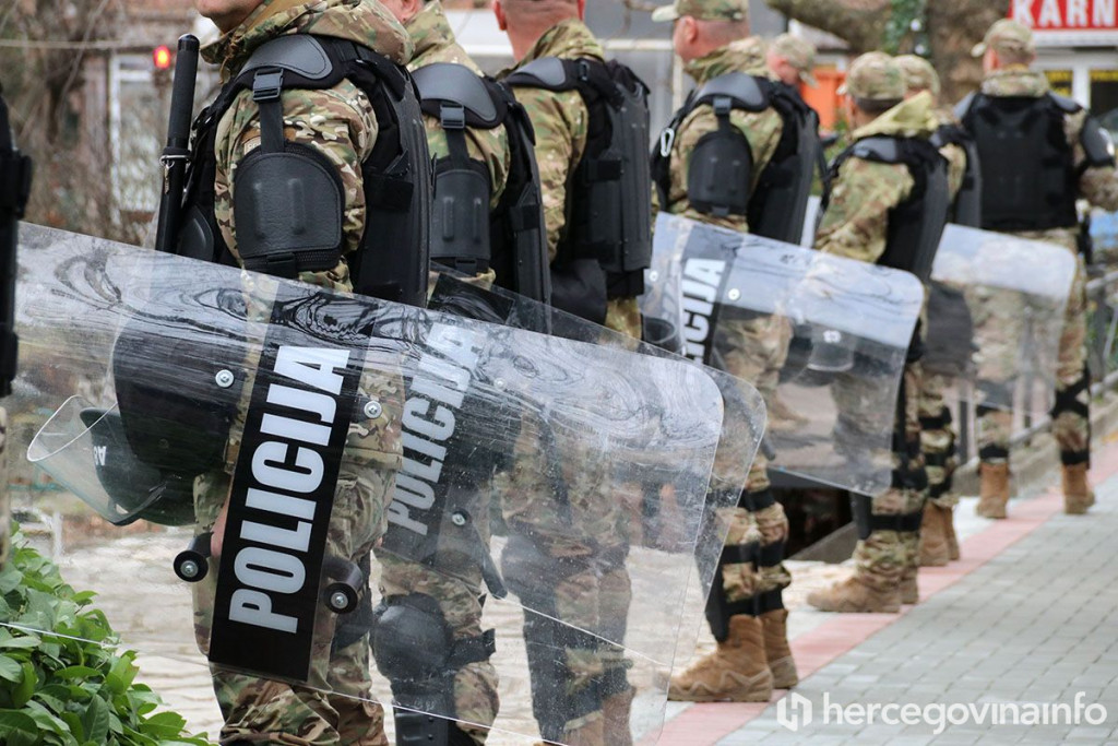 Policija specijalci štitovi