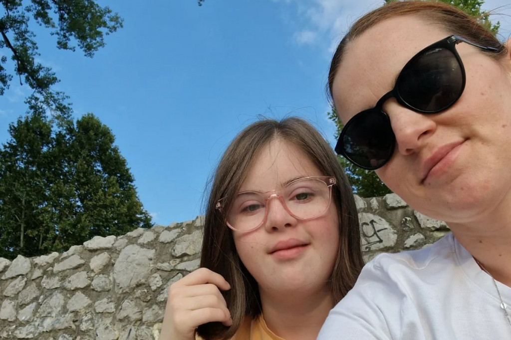 Kiara i Sanda Beno  - Down