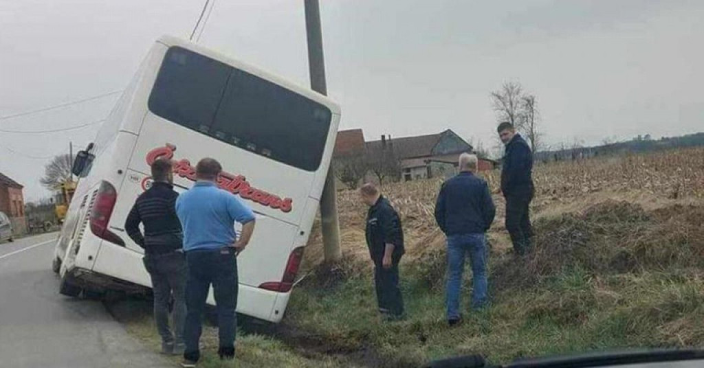 Školski autobus kod Čazme sletio u jarak