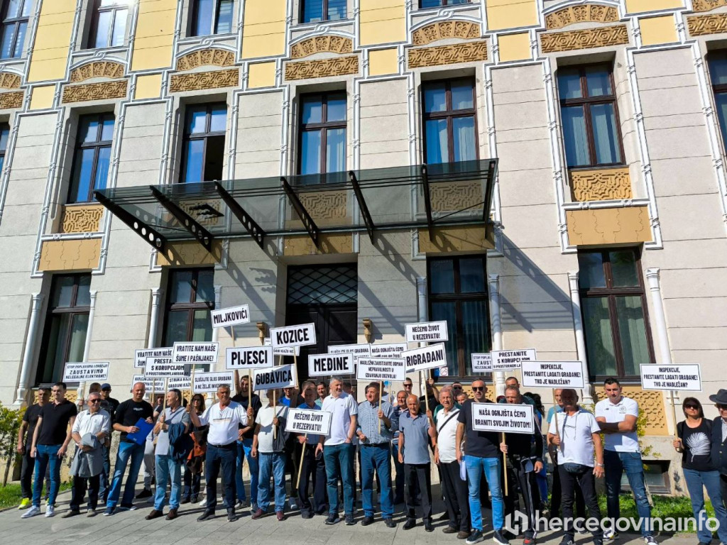 Građani ispred Gradske vijećnice Mostar
