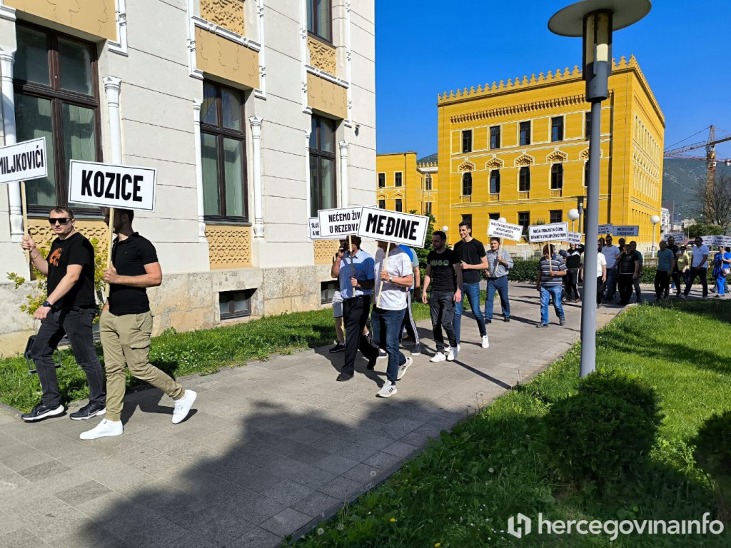 Neformalna grupa građana "Zaustavimo nezakonite izmjene Prostornog plana u Mostaru" prosvjed ispred Gradske vijećnice u Mostaru