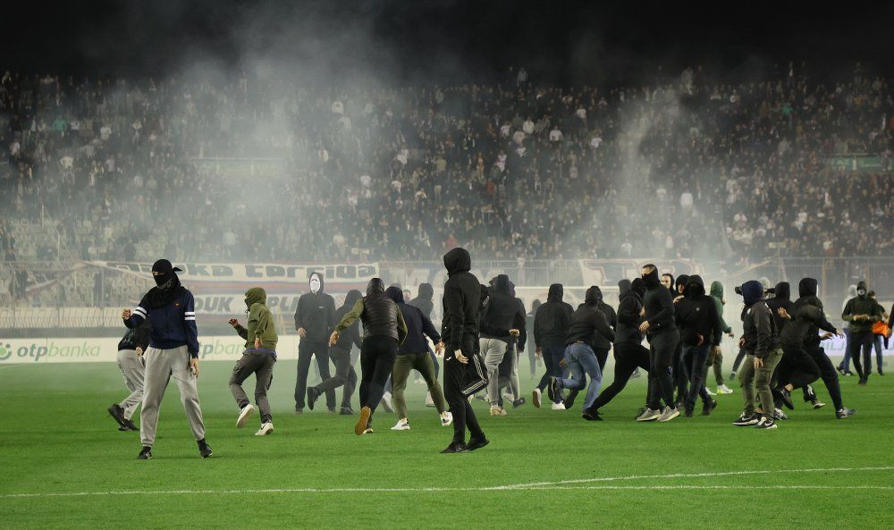 Torcida upala u teren