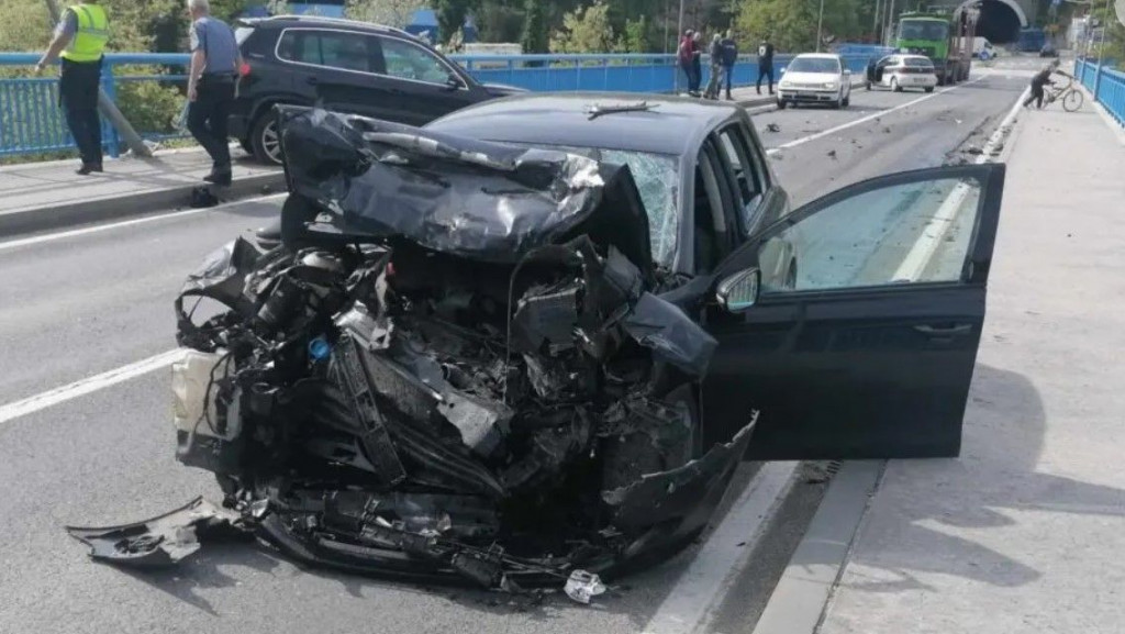 Jajce prometna nesreća otmica automobila
