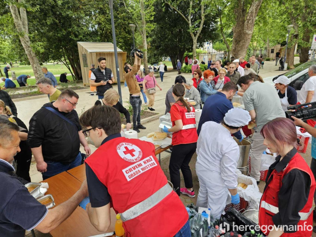 Praznik rada i dijeljenje graha u Mostaru