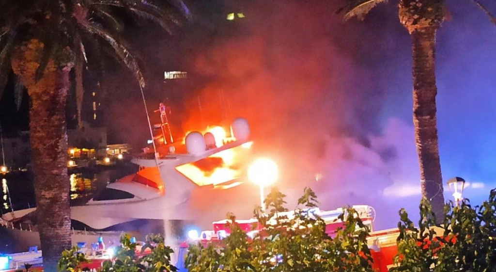 Izgorjela jahta u Makarskoj