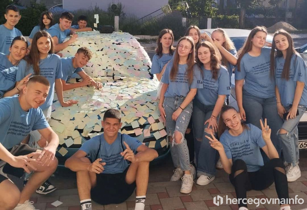 Učenici oblijepili razredniku auto s više od 3 tisuće post it papirića