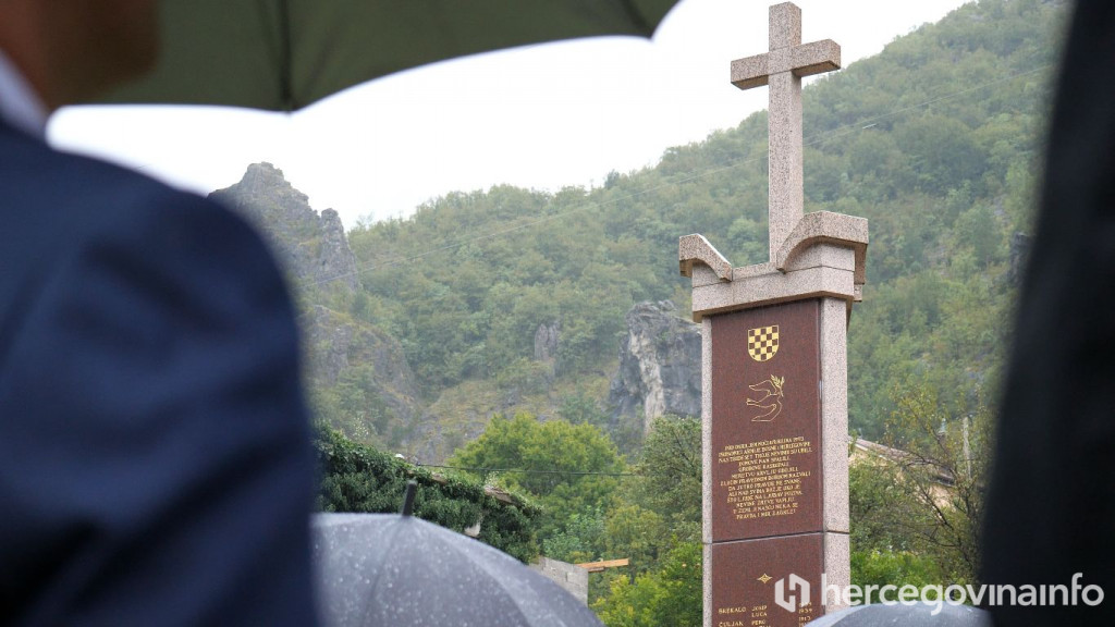 Ožiljci Grabovica, Korićanske stijene, Vozuća