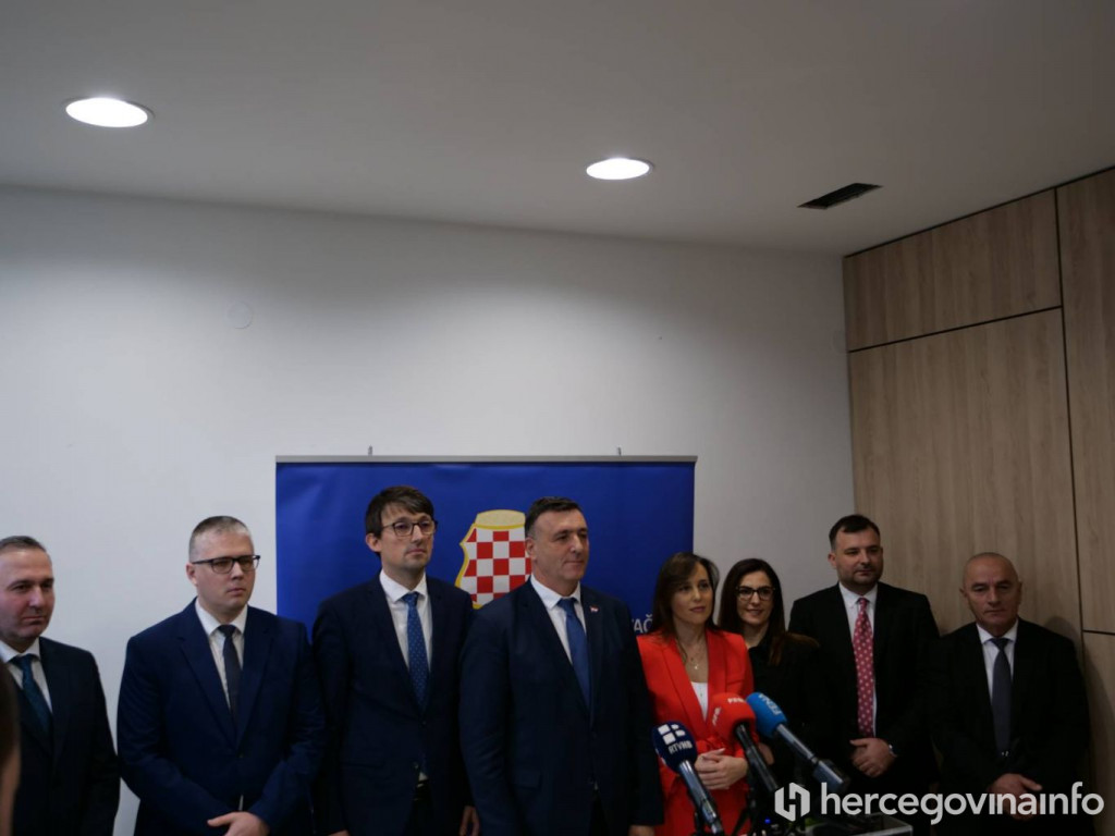 Predrag Čović Vlada ŽZH press konferencija Zakon o zaštiti obitelji s djecom