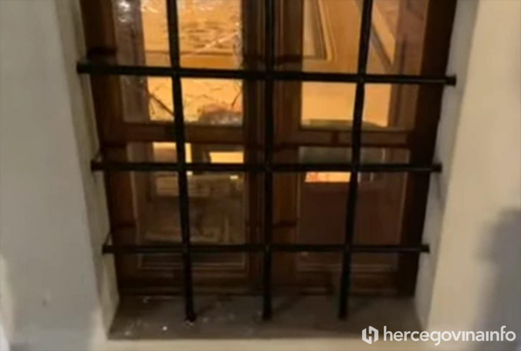 Razbijen prozor na džamiji u Mostaru