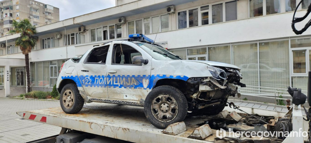 Nevesinjac se prevrnuo u Pologu s policijskim vozilom