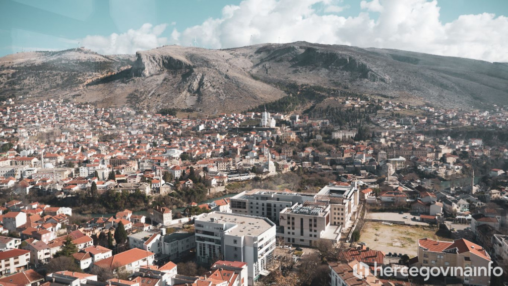 Pogled na Mostar sa zvonika franjevačke crkve