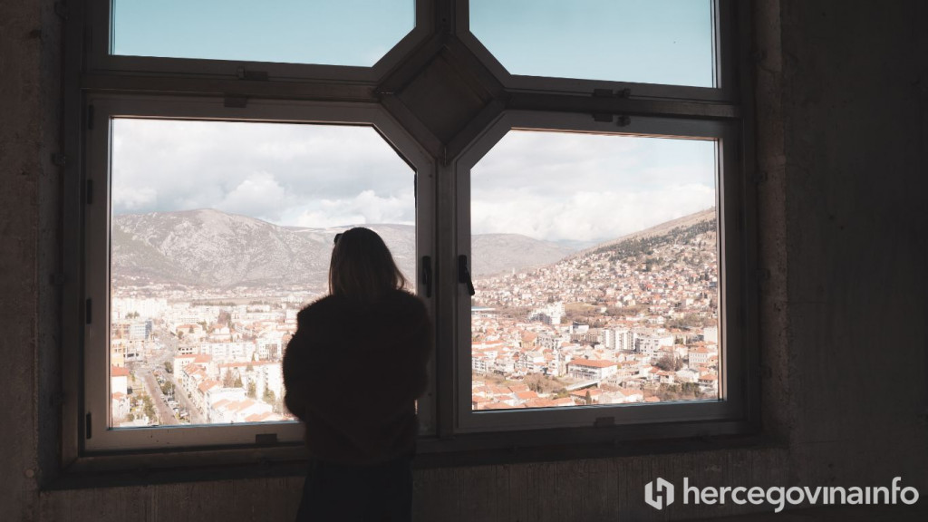Pogled na Mostar sa zvonika franjevačke crkve