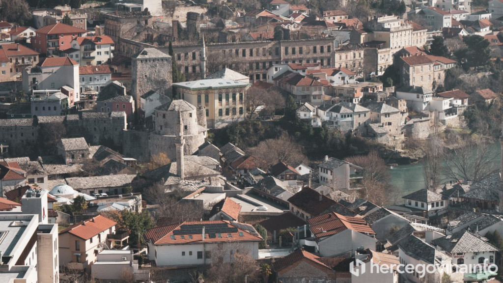 Pogled na Mostar sa zvonika franjevačke crkve