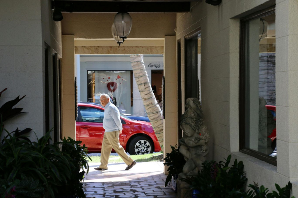 umirovljenik u šetnji