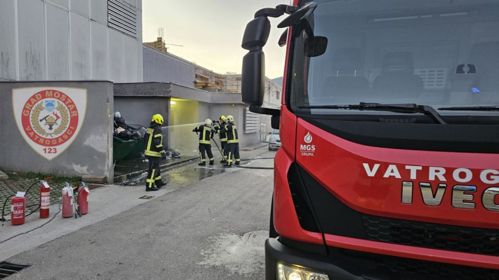 Požar otpada u krugu SKB Mostar
