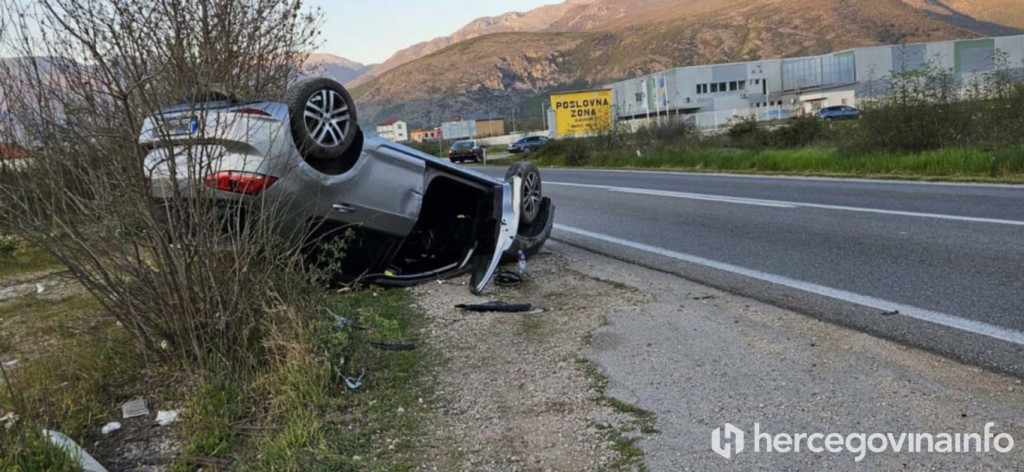 Automobil završio na krovu