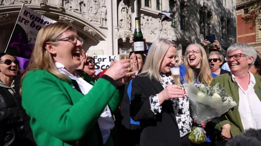 Članice udruge su slavile ispred suda