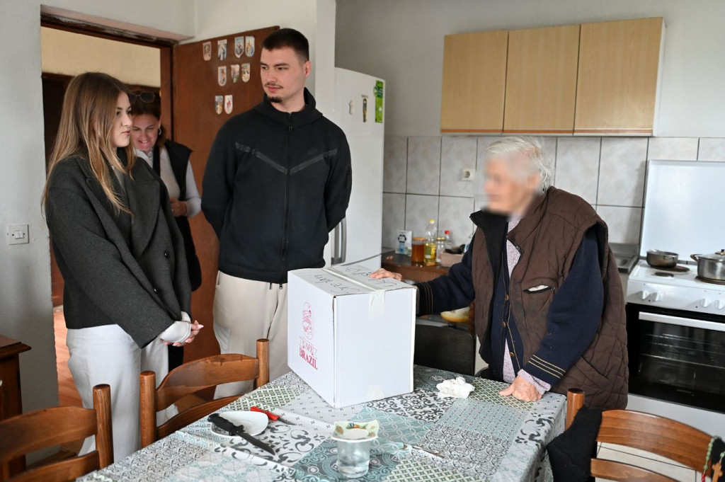 Gimnazijalci u Širokom Brijegu darivali stare osobe povodom Uskrsa