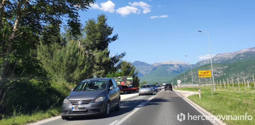 Iz smjera Sarajeva prema Mostaru kolona već od Vrapčića