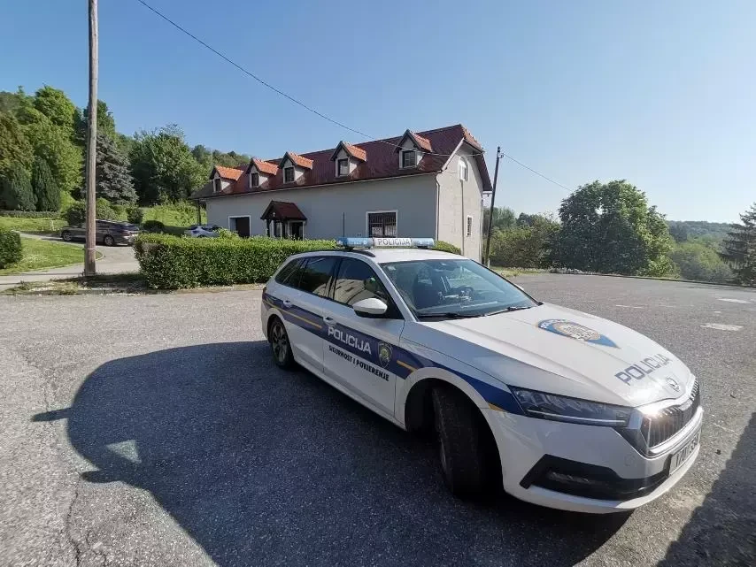 Policija upala u Župni dvor