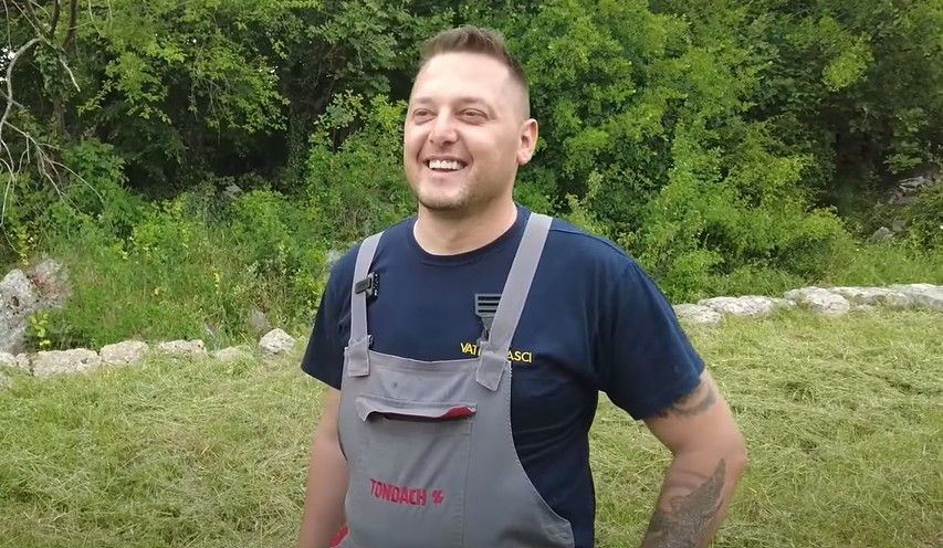 Ante Zadro iz Gruda radi kao zaštitar, sadi duhan i bavi se glazbom