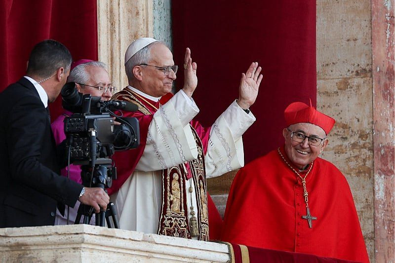 kardinal Vinko Puljić na balkonu s papom