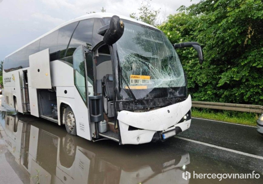 Sudar autobusa i tegljača u Sutini kod Mostara