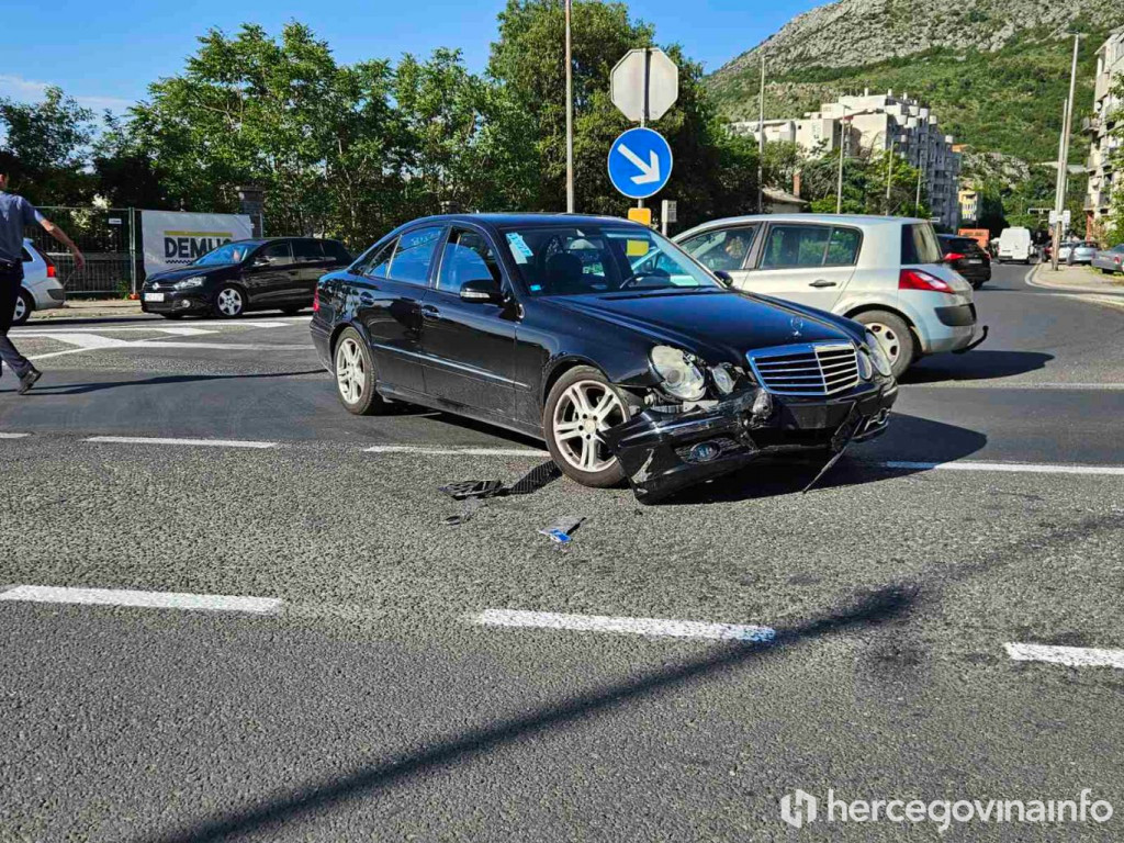 sudar Mercedesa i Golfa na Tekiji