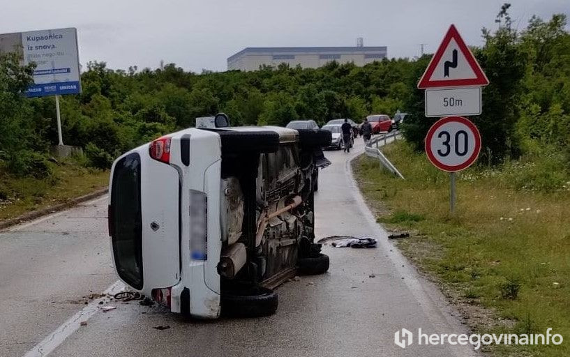 vozilo na boku na cesti Čitluk - Mostar
