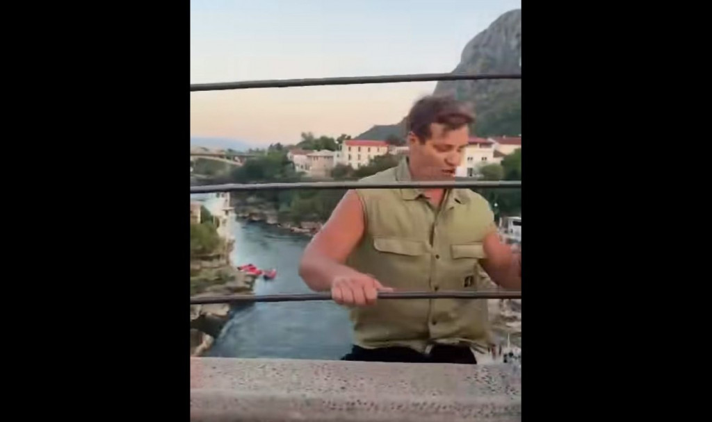 Skok turiste sa Staroga mosta