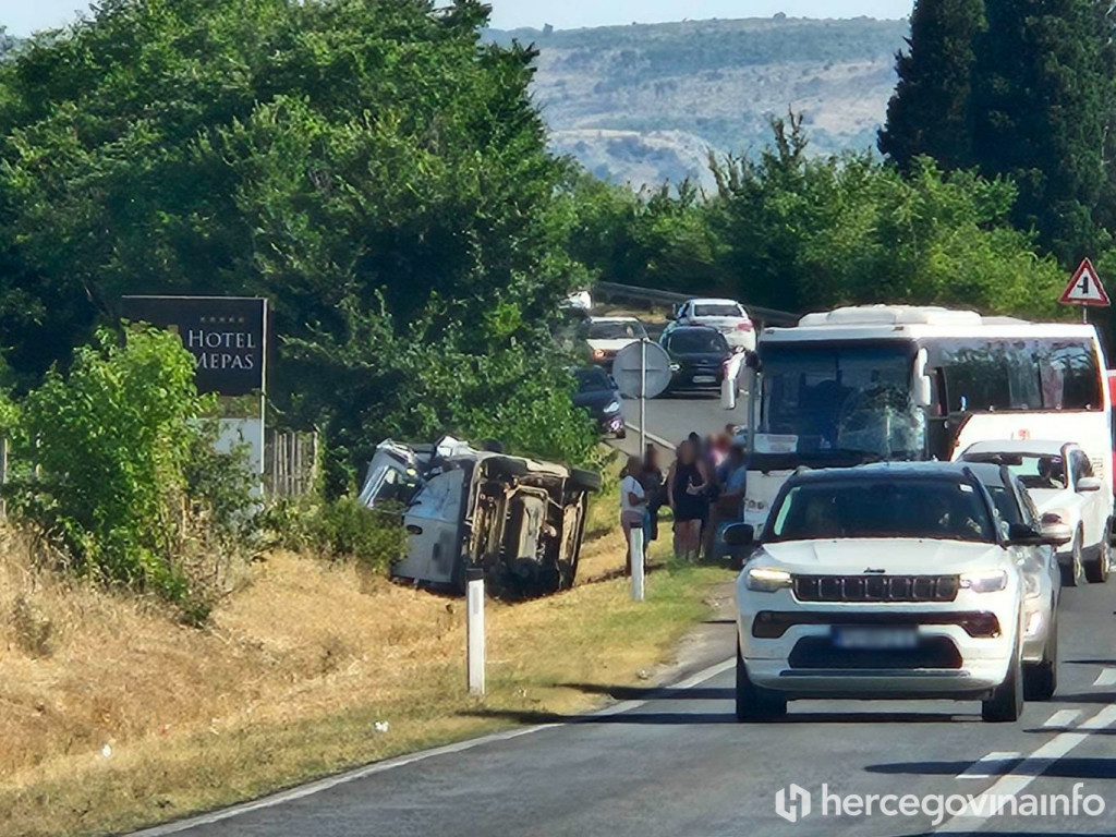 Sudar autobusa i kombija kod Zračne luke Mostar