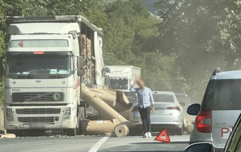 U Drežnici iz kamiona ispao teret