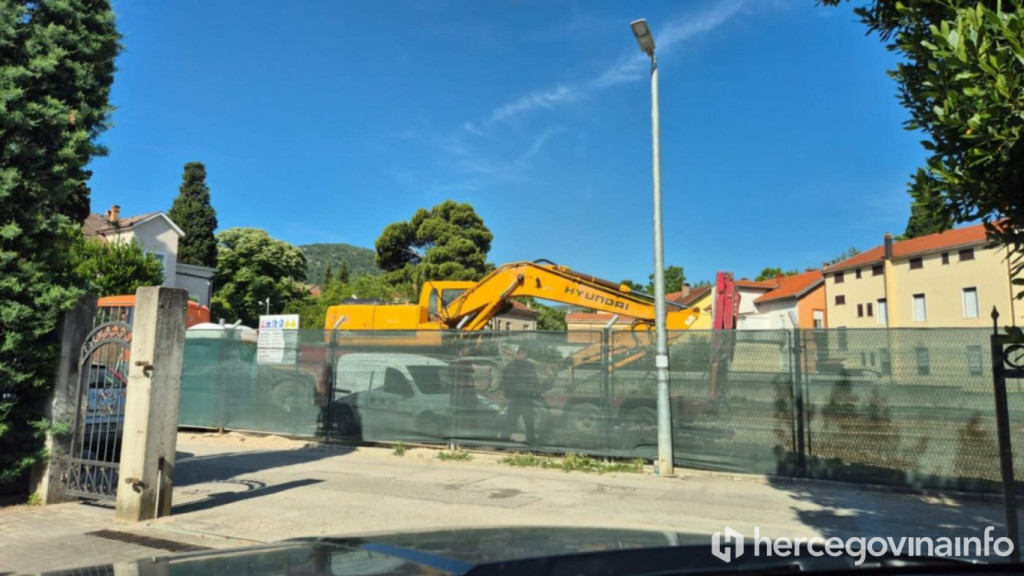 Uklanjanje teške mehanizacija na gradilištu planiranog Park Centra