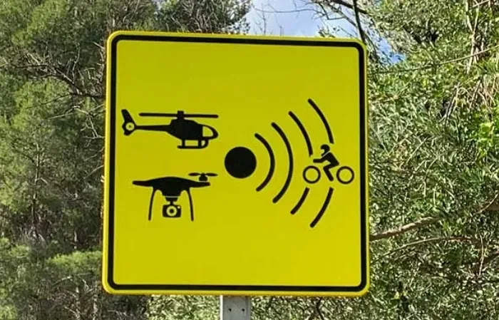 Dronovi i helikopter na cesti