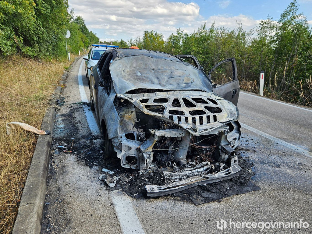 Izgorio automobil na cesti Mostar - Široki Brijeg