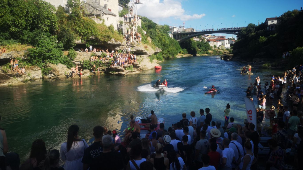 Muškarac preplivao Neretvu i počeo se utapati, spasila ga publika