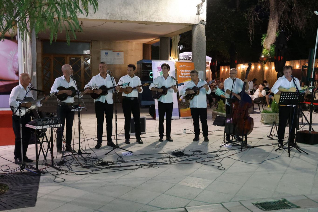 Prekrasna noć uz koncert Mostarskih tamburaša
