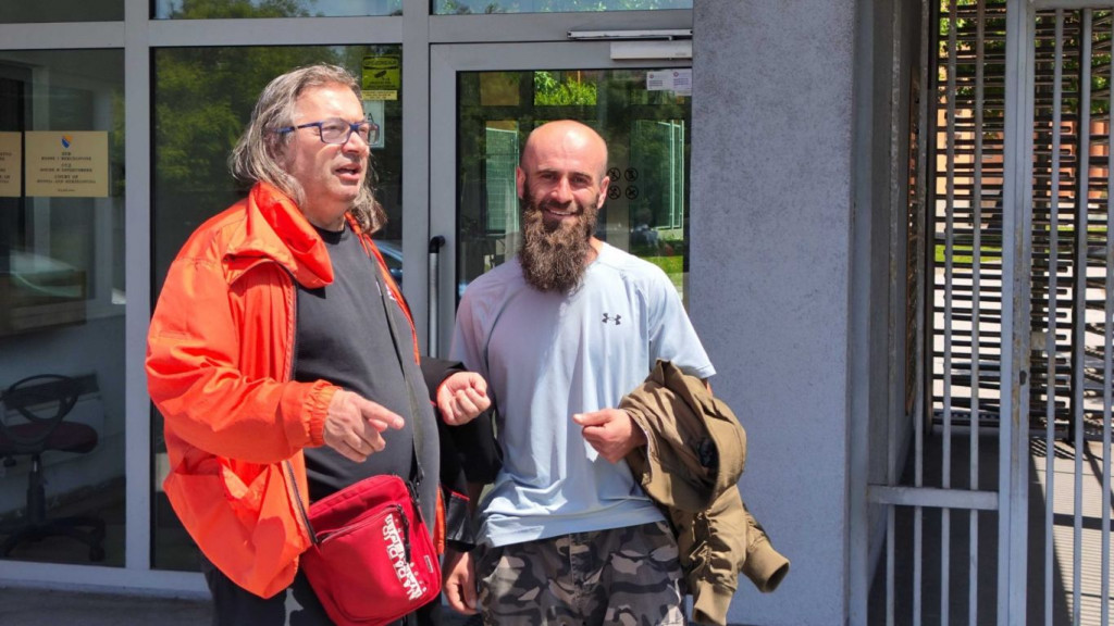 Simbad Bajrektarević (desno) s braniocem Omarom Mehmedbašićem 