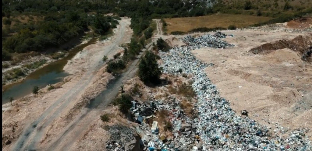 Smeće kod rijeke Bregave i pećine Badanj u Stocu