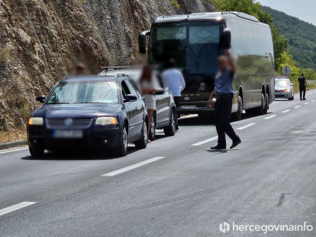 Sudar dva automobila i autobusa na cesti Mostar - Stolac
