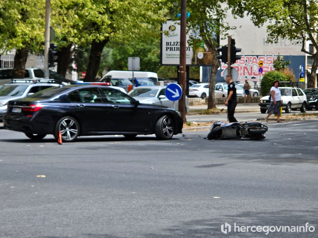 Sudar motocikla i automobila u Mostaru