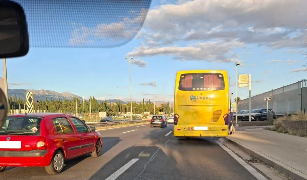 bus Laguna ukrcavao svatove