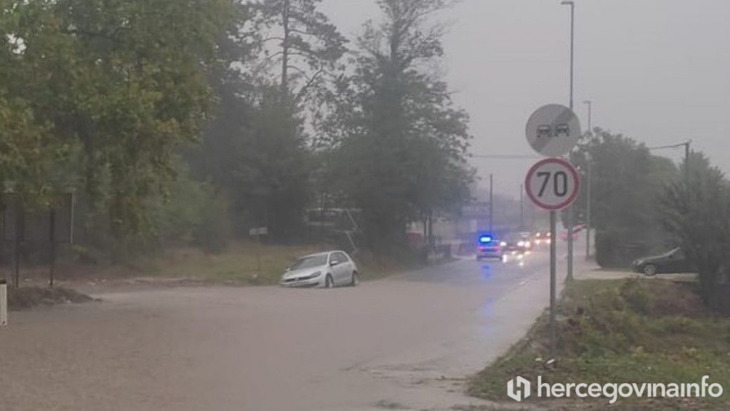 Čitluk automobil u kanalu