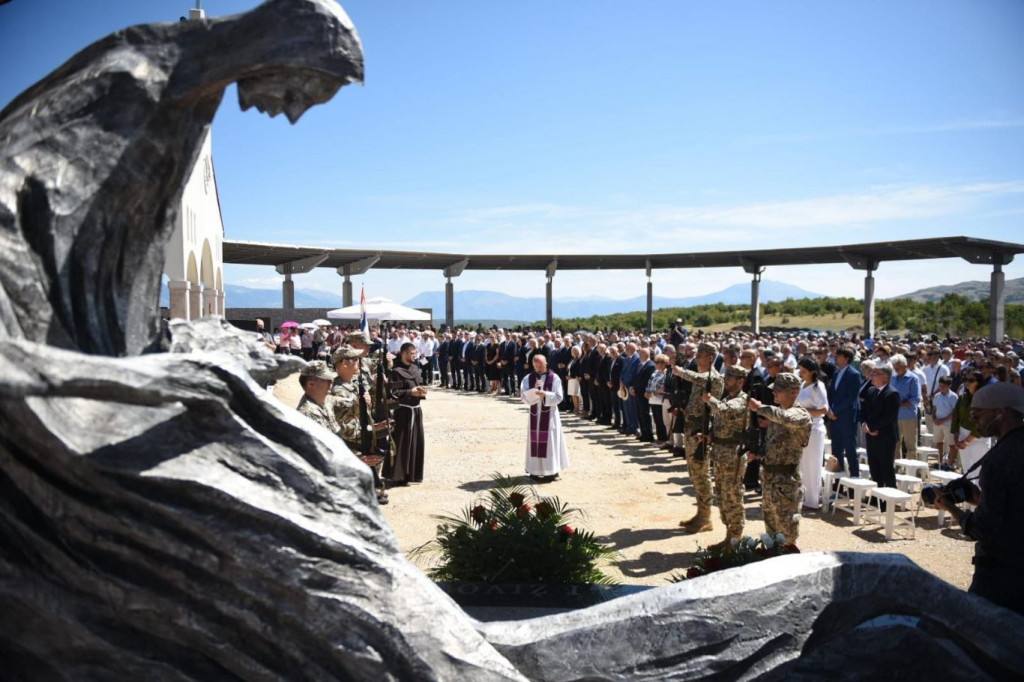 Groblje mira na Bilima